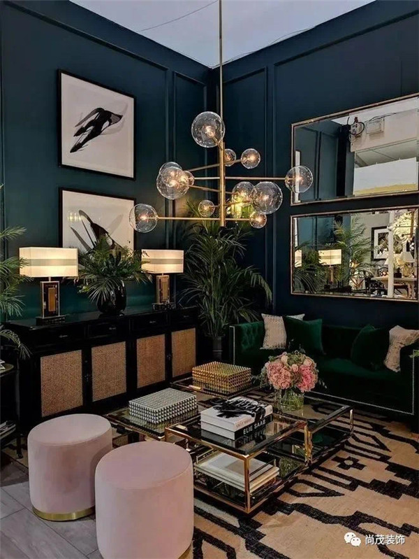 現(xiàn)在越來(lái)越多的小戶型裝修，為了使空間看起來(lái)沒(méi)那么逼仄，都選擇淺色調(diào)的裝修風(fēng)格。其實(shí)，深色用的好，會(huì)給你意想不到的效果。